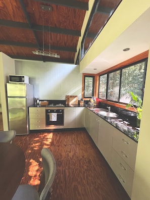 ثلاجة، ميكروويف، فرن، موقد طهي مسطح