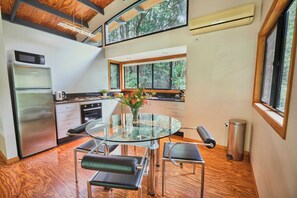 Jääkaappi, mikroaaltouuni, uuni, liesi