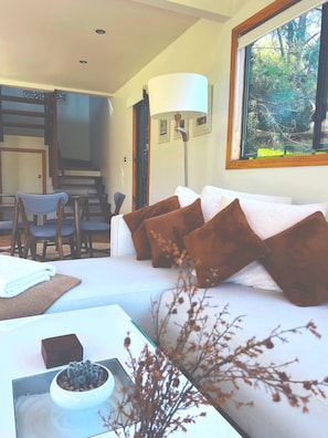 Una televisión, un reproductor estéreo