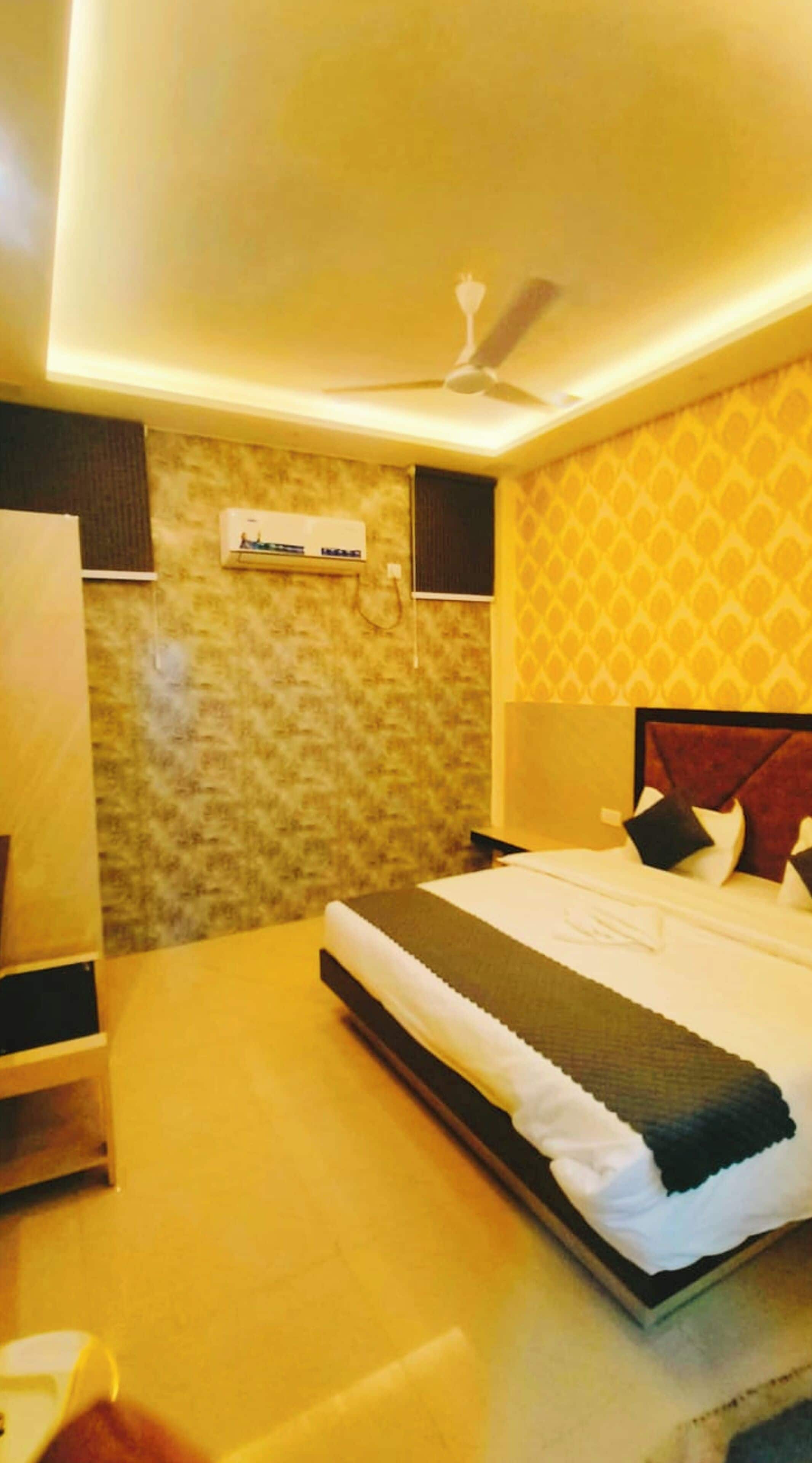 Deluxe Quadruple Room, Air conditioning | Hypo-allergenic bedding, desk, free WiFi