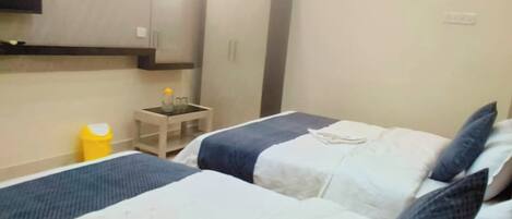 Deluxe Quadruple Room, Air conditioning | Hypo-allergenic bedding, desk, free WiFi