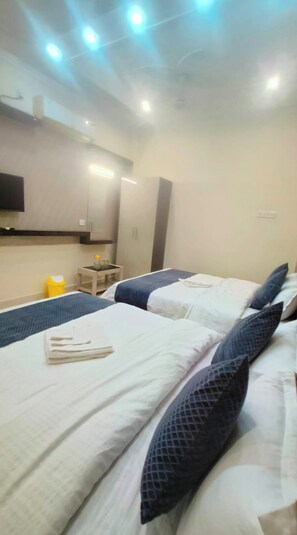 Deluxe Quadruple Room, Penyaman udara | Peralatan tempat tidur hipoalergenik, meja, Wi-fi percuma 