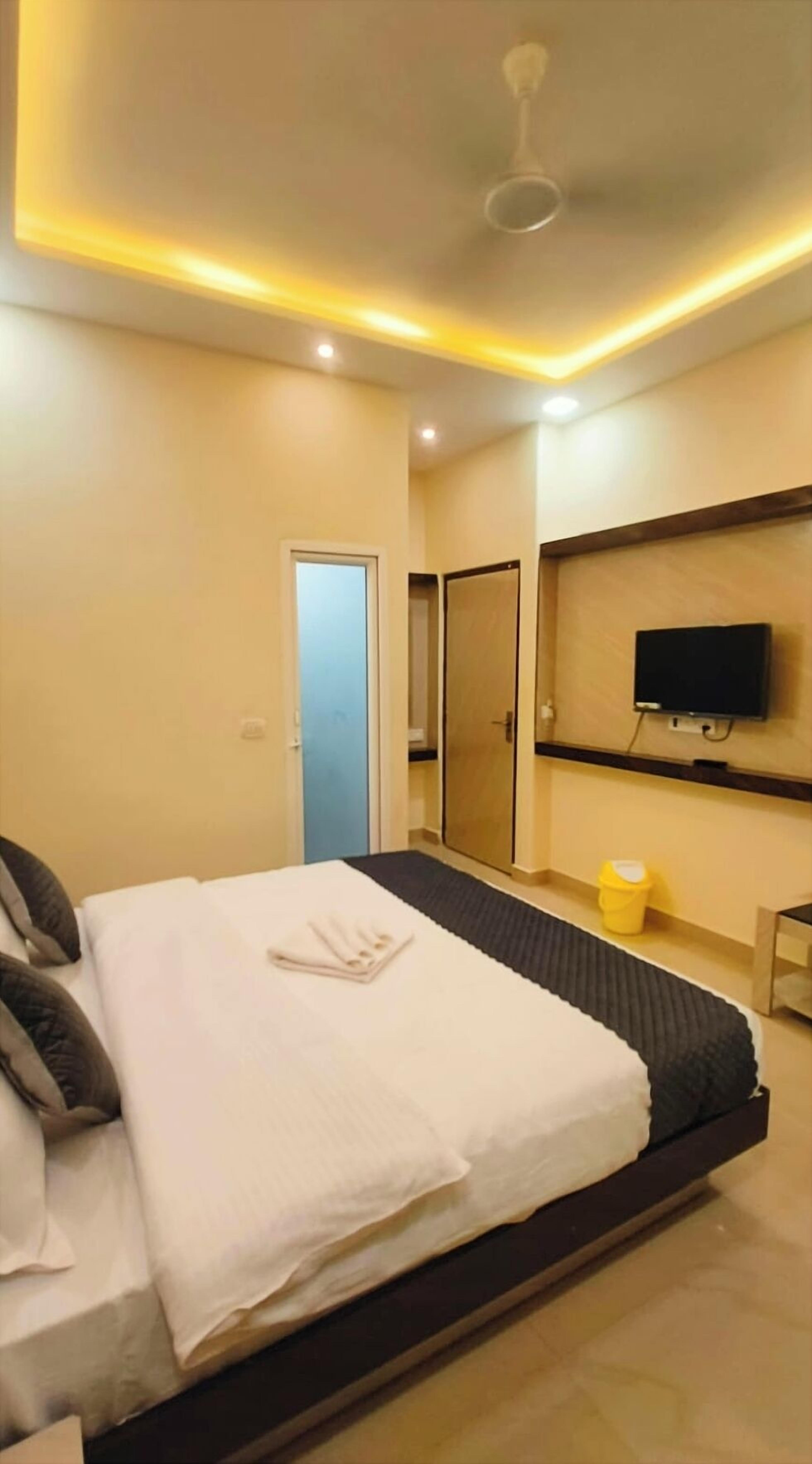 Deluxe Double Room, Air conditioning | Hypo-allergenic bedding, desk, free WiFi
