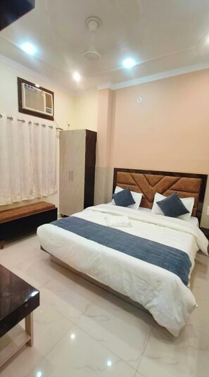 Deluxe Double Room, Air conditioning | Hypo-allergenic bedding, desk, free WiFi - Hotel Prakash Residency Varanasi  (Varanasi)