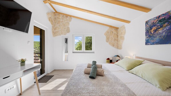 Tabla de planchar con plancha, wifi gratis, ropa de cama