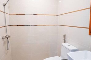 A modern bathroom with a glass-enclosed shower, a white toilet, and a white bathtub. - Angkor Golden Guest House (Siem Reap)