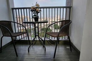 Outdoor dining - Near Ferry Terminal. COZY Studio Condo With Swimming Pool. 1120 (Batu Ampar)