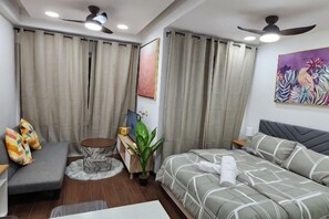 Room - Near Ferry Terminal. COZY Studio Condo With Swimming Pool. 1120 (Batu Ampar)