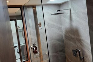 Bathroom - Near Ferry Terminal. COZY Studio Condo With Swimming Pool. 1120 (Batu Ampar)