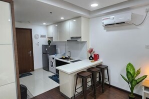 Private kitchen - Near Ferry Terminal. COZY Studio Condo With Swimming Pool. 1120 (Batu Ampar)