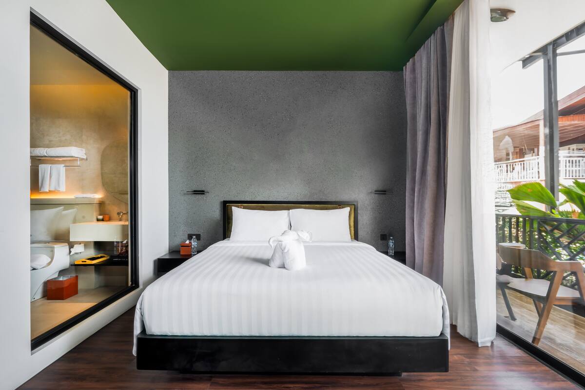 Peralatan tempat tidur premium, bar mini, meja 