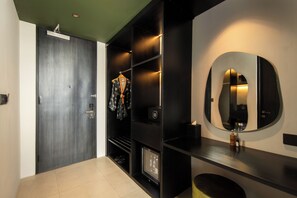 Premium bedding, minibar, desk, laptop workspace - Maha Resort Bali (Canggu)