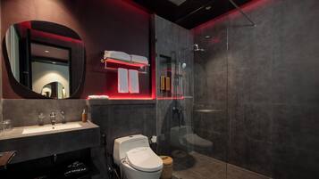 Ein modernes Badezimmer mit Duschkabine aus Glas, Waschtisch und Toilette.