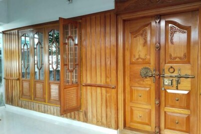 Full AC 4bhk townhouse, 10 mins from airport