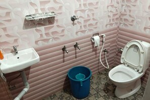 A bathroom with a sink, toilet, and shower. - Full AC 4bhk townhouse, 10 mins from airport (Angamali)