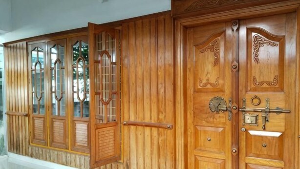 Una puerta de madera con intrincados grabados y un mecanismo de cerradura.