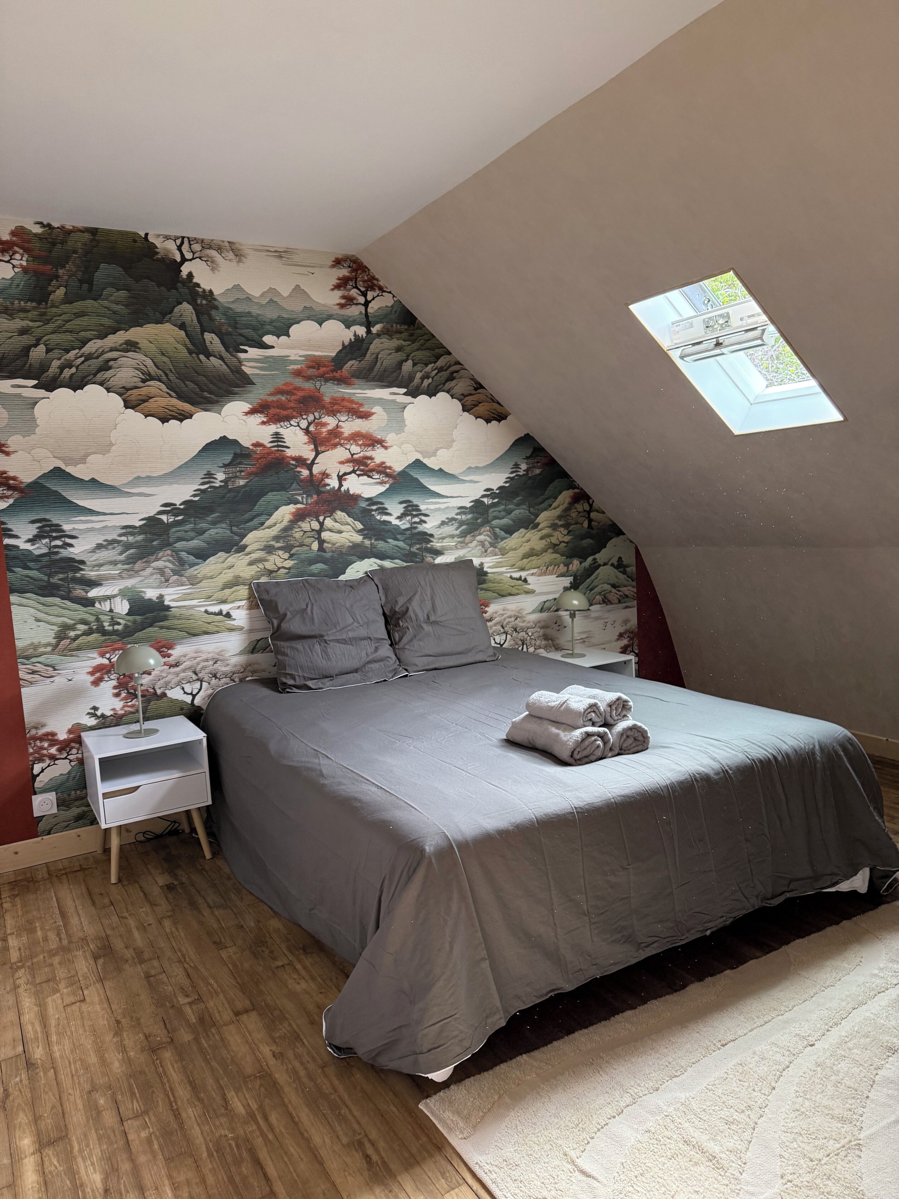 2 slaapkamers, een bureau, een strijkplank/strijkijzer, beddengoed