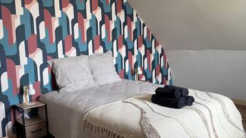 2 camere, una scrivania, ferro/asse da stiro, lenzuola