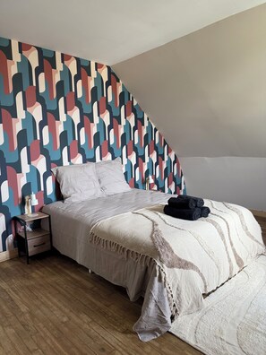 2 bedrooms, desk, iron/ironing board, bed sheets