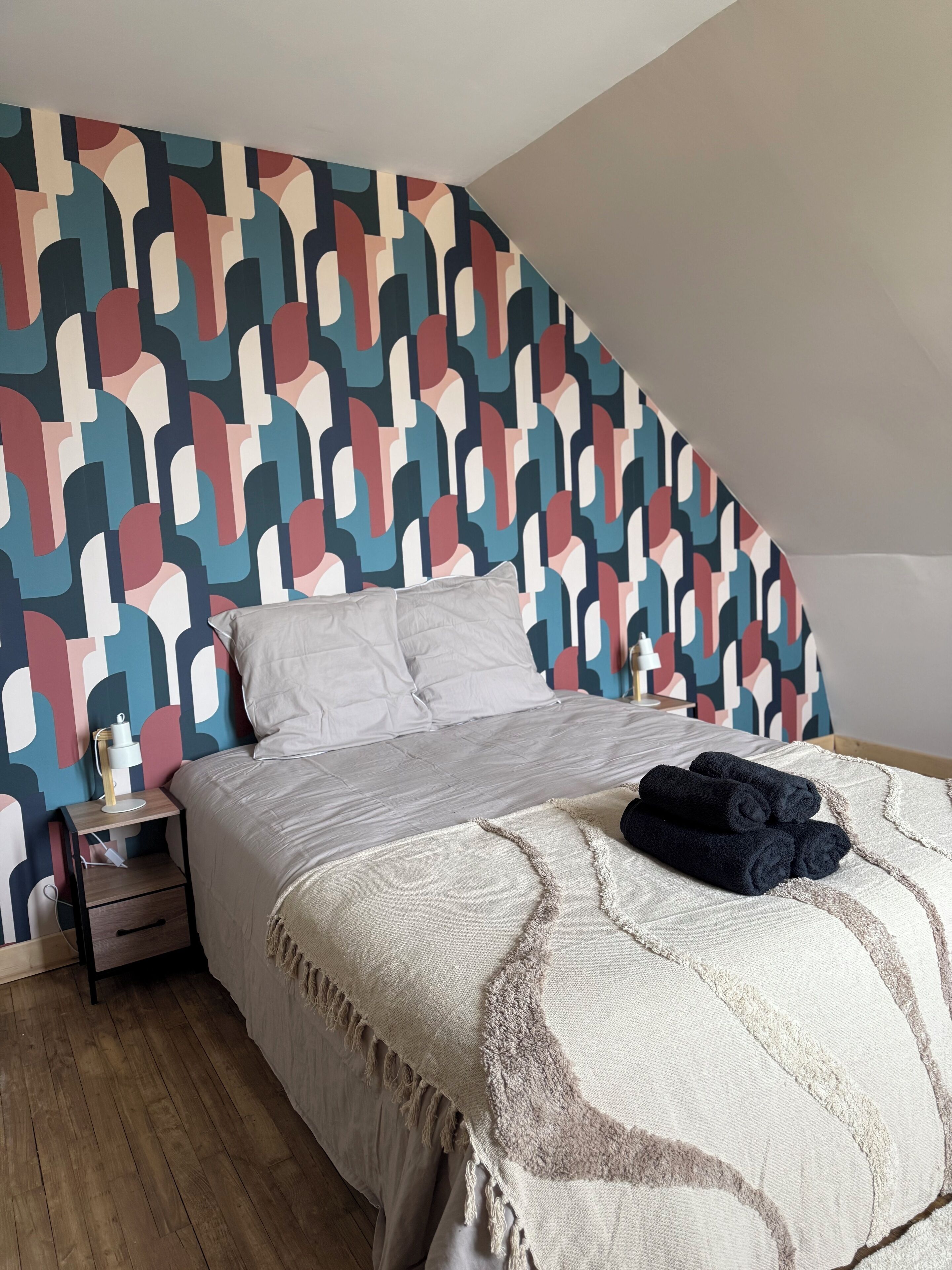 2 chambres, bureau, fer et planche à repasser, draps fournis