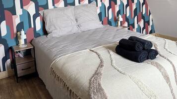 2 chambres, bureau, fer et planche Ă repasser, draps fournis