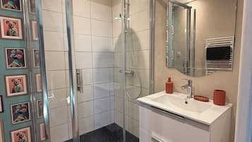 Douche, sèche-cheveux, serviettes fournies, papier toilette