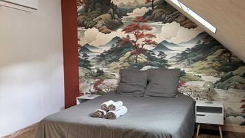 Bureau, fer et planche à repasser, draps fournis