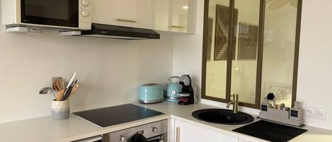 Réfrigérateur, four à micro-ondes, un four, surface de cuisson