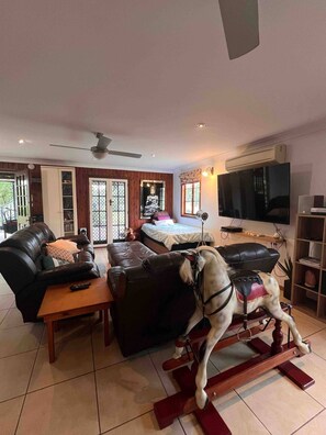 2 bedrooms, iron/ironing board, Internet, bed sheets