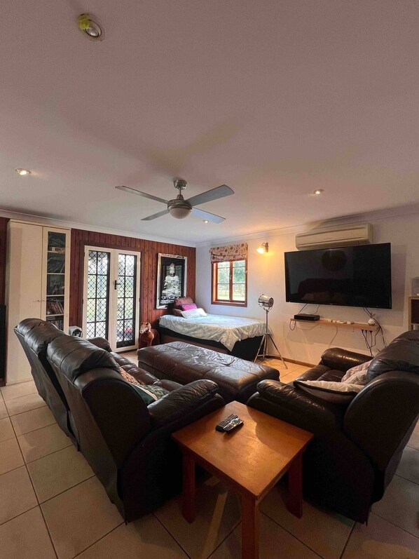 2 bedrooms, iron/ironing board, internet, bed sheets