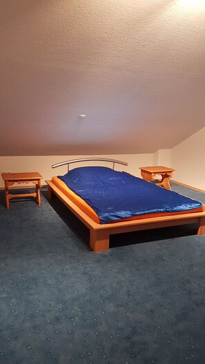 2 makuuhuonetta, työpöytä, vauvan matkasänky, Wi-Fi