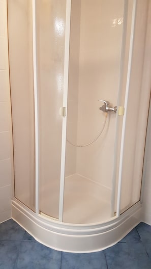 Douche, serviettes fournies, savon, papier toilette