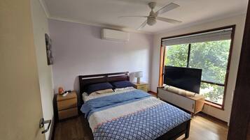 3 slaapkamers, een strijkplank/strijkijzer, internet, beddengoed