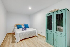 2 bedrooms, iron/ironing board, Internet, bed sheets