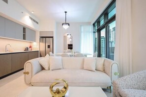 Room - Elite LUX Holiday Homes - Dubai Creek Oasis: 2BR Luxe w/ Burj View (Dubai)