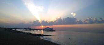 Giant Seafront Palace, Town, Walled Garden, Super King Bedroom Suites, & Parking