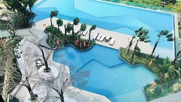 2 piscinas al aire libre, sombrillas, sillones reclinables de piscina