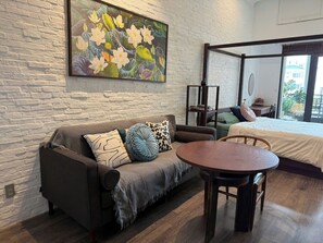 Verdunkelungsvorhänge, schallisolierte Zimmer, Bügeleisen/Bügelbrett