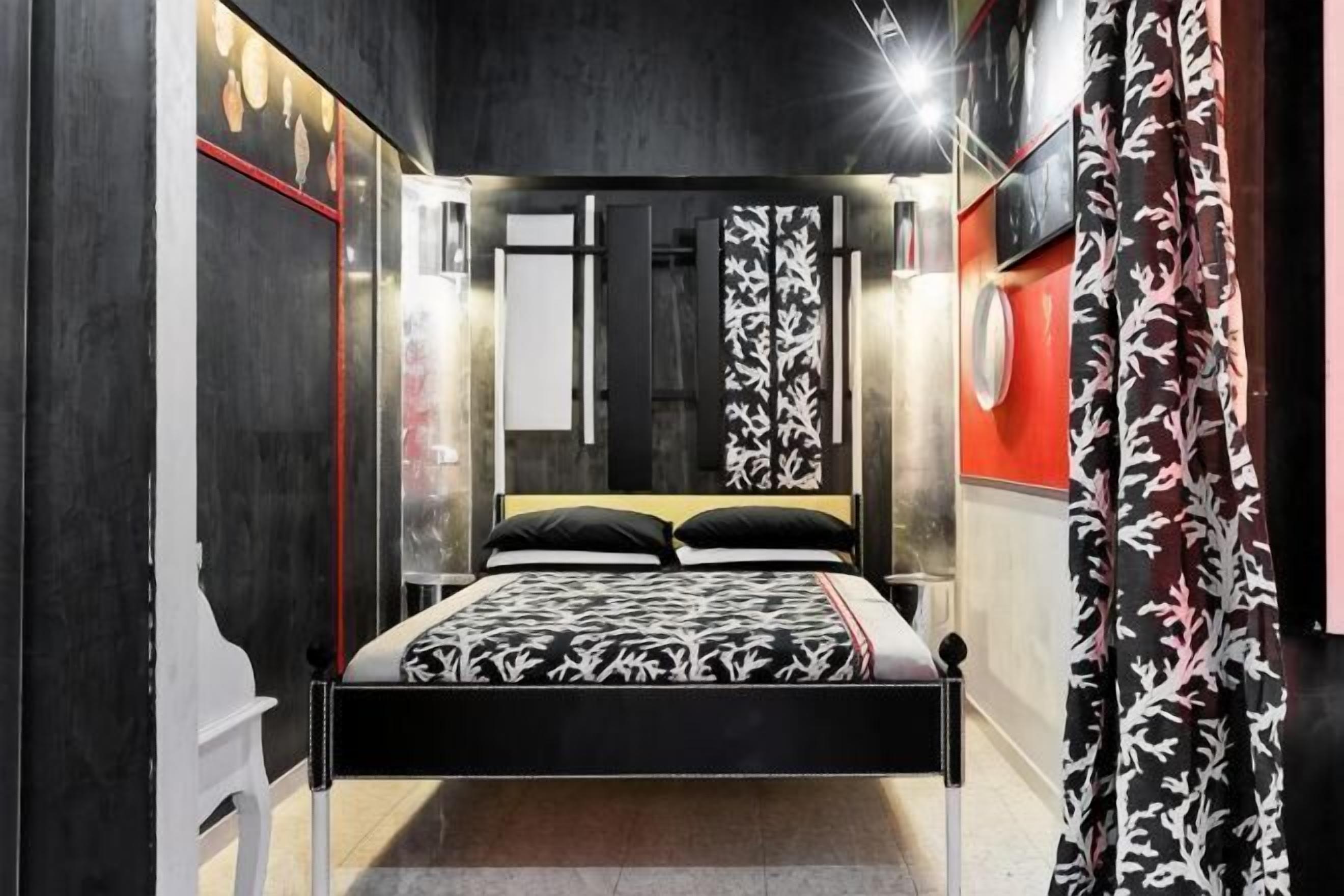 Una camera da letto moderna con un letto, un armadio e uno specchio.
