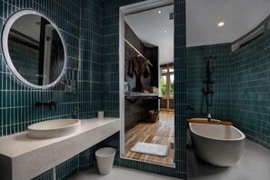 A bathroom with two sinks, a bathtub, and a mirror. - Clan Living - the Lovers Ubud Private Villas (Bali)