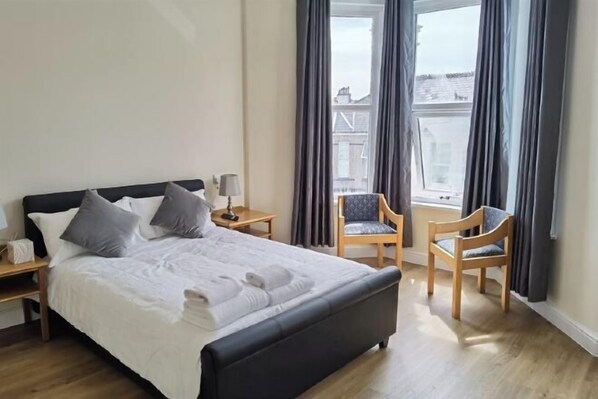 Room - comfy 2 bedroom Apt in central area New Refurbishment (Plymouth)