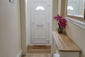 Interior - comfy 2 bedroom Apt in central area New Refurbishment (Plymouth)