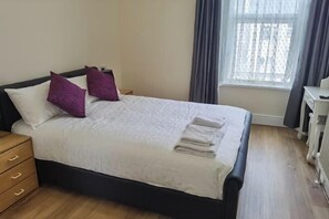 Room - comfy 2 bedroom Apt in central area New Refurbishment (Plymouth)