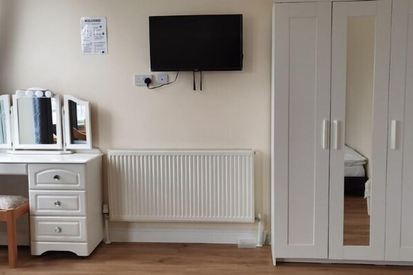 Interior - comfy 2 bedroom Apt in central area New Refurbishment (Plymouth)