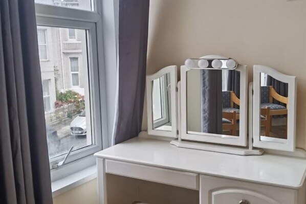 Interior - comfy 2 bedroom Apt in central area New Refurbishment (Plymouth)