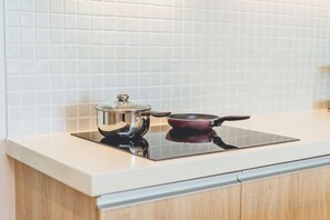 Una cocina con una encimera, una estufa y una sartén.