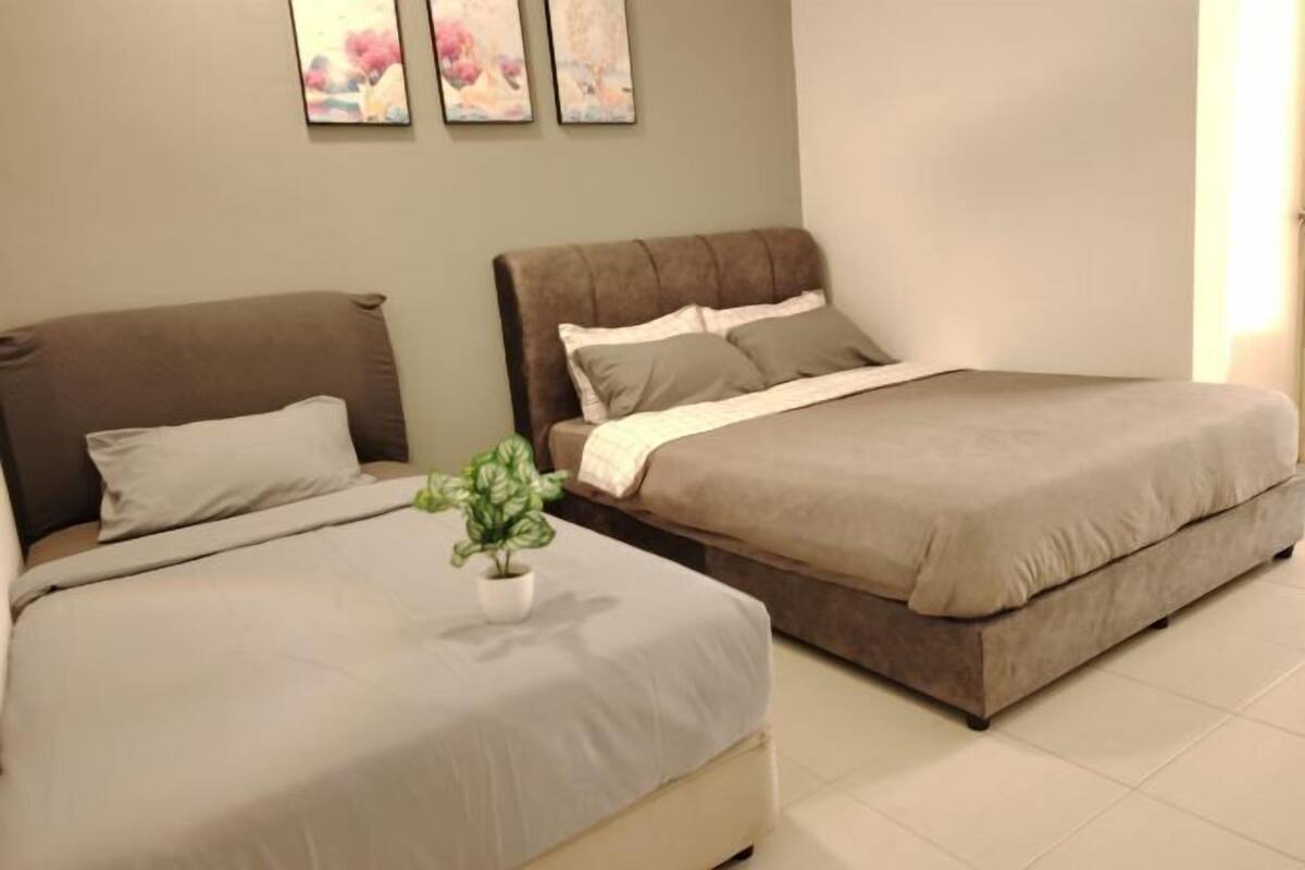 Een tweepersoonsbed met een plant, een bruin hoofdeinde en een beige muur.