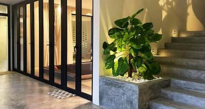 The Luxurious 231, Lake House Villa