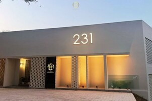 Un edificio moderno con el número 231 bien visible.