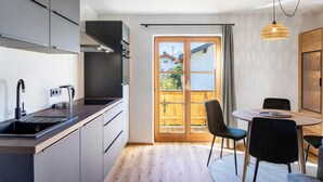 Kaffetrakter/tekoker, kjøleskap, ovn og kokeplater